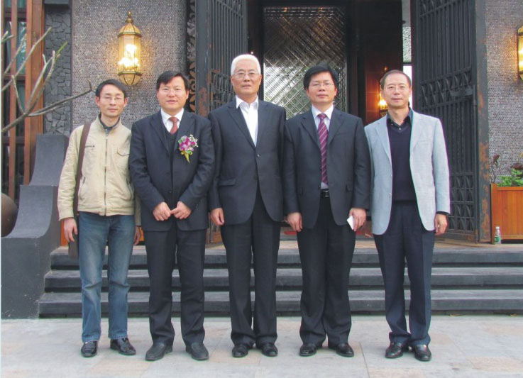 董事长与中国陶瓷工业协会理事长何天雄、秘书长候文全